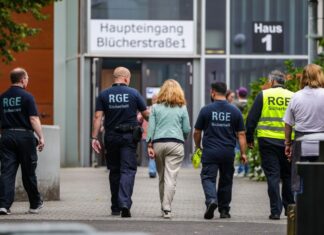 Gegen den festgenommenen 17-Jährigen gibt es nach dem Angriff in einem Berufskolleg noch weitere Verdachtspunkte. (Archivbild)