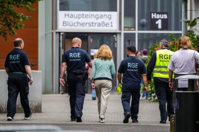 Gegen den festgenommenen 17-Jährigen gibt es nach dem Angriff in einem Berufskolleg noch weitere Verdachtspunkte. (Archivbild)
