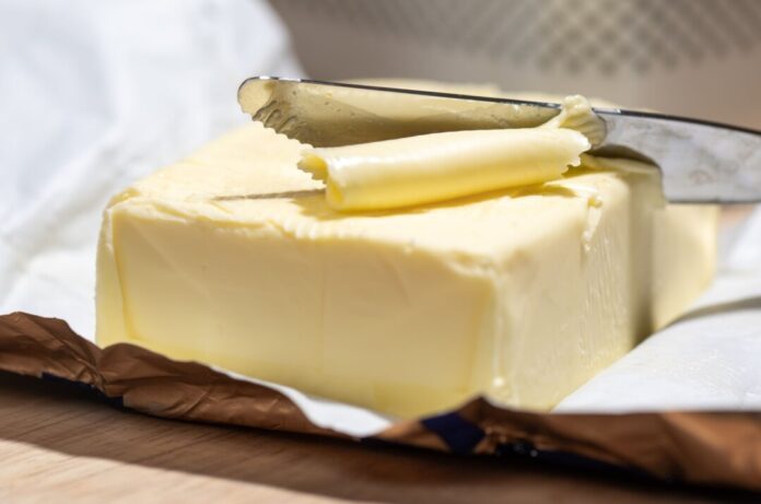 Für Butter müssen Verbraucher nun weniger bezahlen. (Symbolbild)
