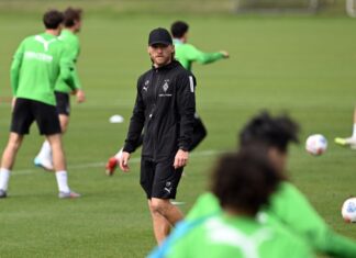 Erste Einheit am Mittwoch: Borussias neuer Trainer Eugen Polanski inmitten Gladbacher Spieler.