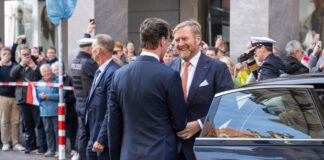 NRW-Ministerpräsident Hendrik Wüst begrüßt am Haus der Niederlande den niederländischen König Willem-Alexander. 