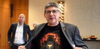 «Stahlkind» ist auf einem IG Metall-T-Shirt zu lesen, das der Verhandlungsführer der Gewerkschaft, Knut Giesler, zum Auftakt der Tarifverhandlungen trägt.