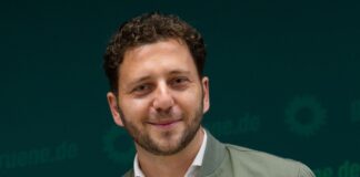 Will die Grünen als Alternative zum Rechtsruck etablieren: Grünen-Bundeschef Felix Banaszak. (Archivbild)