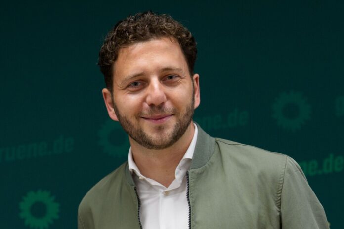 Will die Grünen als Alternative zum Rechtsruck etablieren: Grünen-Bundeschef Felix Banaszak. (Archivbild)