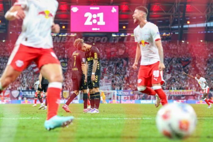 Ernüchterung bei den Kölnern nach dem 1:3 in der Nachspielzeit der ersten Hälfte.