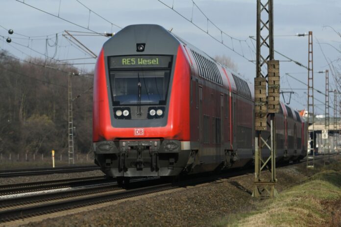 Die Züge zwischen Köln und Düsseldorf fahren wieder planmäßig. (Symbolbild)