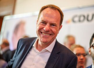 Der Düsseldorfer OB Stephan Keller (CDU) muss in die Stichwahl gegen die Kandidatin der Grünen.