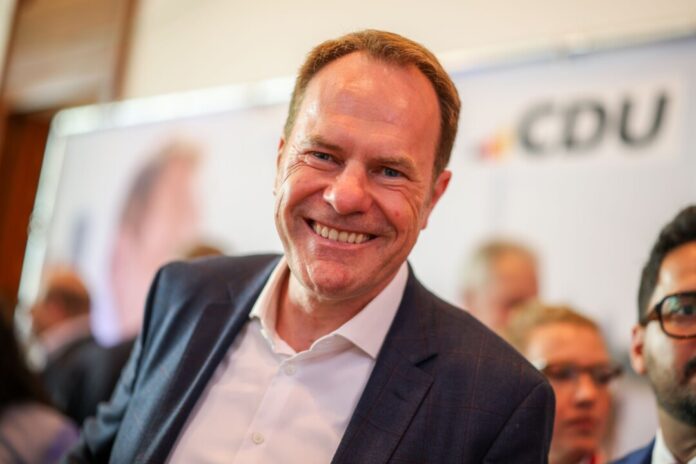 Der Düsseldorfer OB Stephan Keller (CDU) muss in die Stichwahl gegen die Kandidatin der Grünen.
