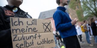 In Nordrhein-Westfalen sollen Jugendliche bei der Landtagswahl 2027 mit 16 Jahren wählen können. (Symbolbild)