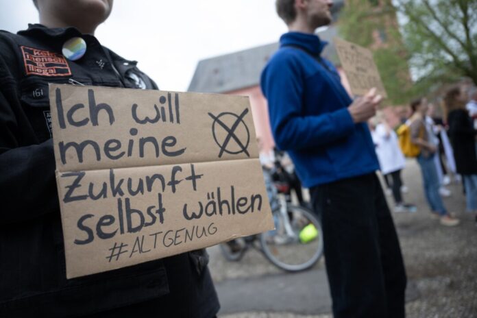 In Nordrhein-Westfalen sollen Jugendliche bei der Landtagswahl 2027 mit 16 Jahren wählen können. (Symbolbild)
