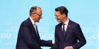 Merz (l.) kommt als Kanzler bei Wüst (r.) vorbei.  (Archivbild)