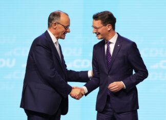 Merz (l.) kommt als Kanzler bei Wüst (r.) vorbei.  (Archivbild)