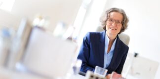 Nordrhein-Westfalens Bauministerin Ina Scharrenbach (CDU) kehrt nach ersten Erfolgen ihrer Krebsbehandlung zurück auf das öffentliche Parkett. 
