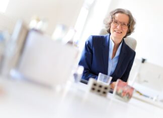 Nordrhein-Westfalens Bauministerin Ina Scharrenbach (CDU) kehrt nach ersten Erfolgen ihrer Krebsbehandlung zurück auf das öffentliche Parkett. 