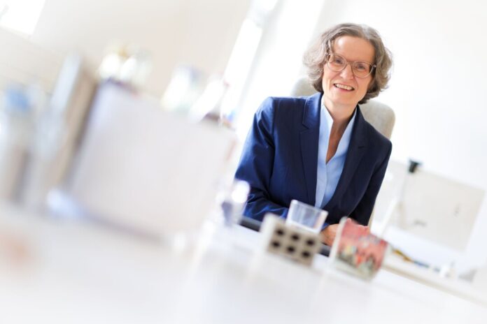 Nordrhein-Westfalens Bauministerin Ina Scharrenbach (CDU) kehrt nach ersten Erfolgen ihrer Krebsbehandlung zurück auf das öffentliche Parkett. 