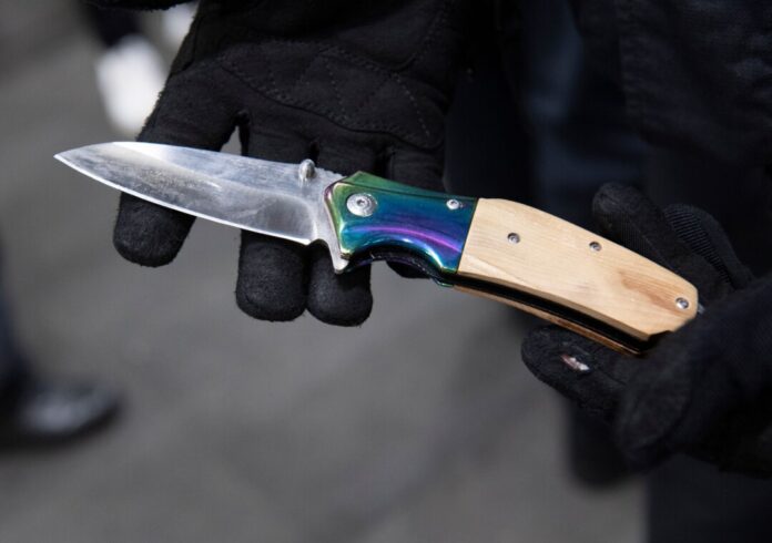 Gericht kippt Messertrageverbot für 18-Jährigen.