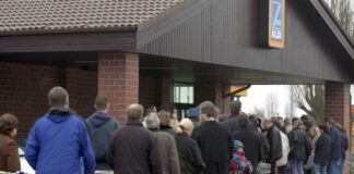Schlangestehen für einen Aldi-PC. (Archivbild)