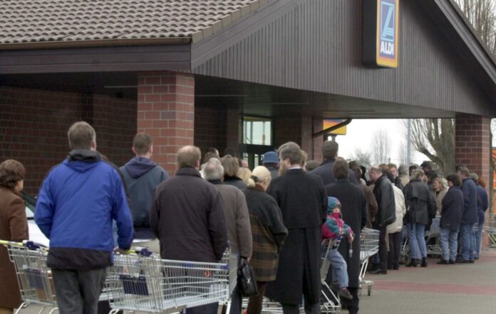Schlangestehen für einen Aldi-PC. (Archivbild)