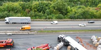 Ein umgestürzter Lastwagen blockiert bei Bad Honnef die A3 in Richtung Köln.