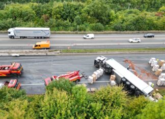 Ein umgestürzter Lastwagen blockiert bei Bad Honnef die A3 in Richtung Köln.