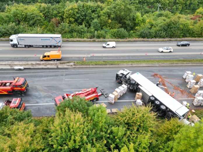 Lastwagen kippt um - Autobahn 3 gesperrt Ein umgestürzter Lastwagen blockiert bei Bad Honnef die A3 in Richtung Köln.