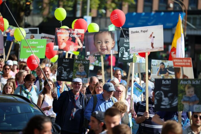 3000 Menschen beteiligten sich nach Veranstalterangaben in Köln am «Marsch für das Leben».