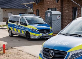 Nach Schüssen auf ein Wohnhaus hat die Polizei in Lübbecke bei Bielefeld einen Verdächtigen festgenommen. 