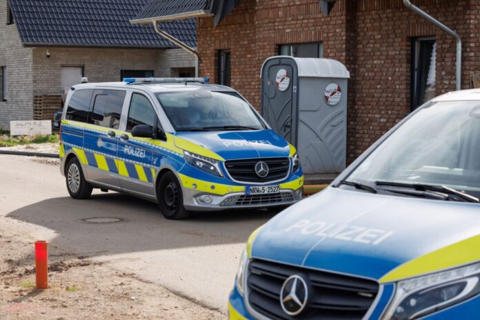 Nach Schüssen auf ein Wohnhaus hat die Polizei in Lübbecke bei Bielefeld einen Verdächtigen festgenommen. 