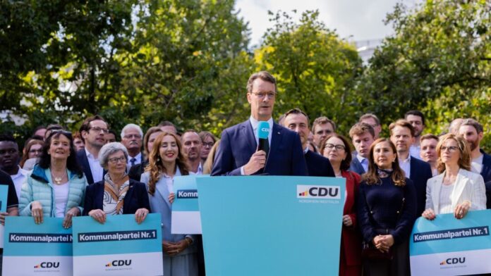 Ministerpräsident und CDU-Landeschef Hendrik Wüst hat Grund zum Feiern: Seine Partei ist Wahlsiegerin in Nordrhein-Westfalen.