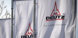Deutz-Fahnen im Wind - über ihnen am Himmel fliegen bald vielleicht Drohnen, die Komponenten aus firmeneigener Produktion enthalten.