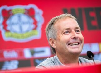Kasper Hjulmand freut sich mit Christian Eriksen.