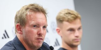 Julian Nagelsmann (l) und Joshua Kimmich bei der Pressekonferenz in Bratislava.