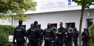 Ein massives Polizeiaufgebot sicherte das Berufskolleg am Freitag ab - Montag soll hier wieder Unterricht nach Plan stattfinden.