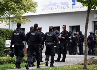 Ein massives Polizeiaufgebot sicherte das Berufskolleg am Freitag ab - Montag soll hier wieder Unterricht nach Plan stattfinden.