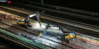 Zwei Bagger sind bei Abbrucharbeiten an der A45 im Einsatz. Am Westhofener Kreuz wurde die Autobahn gesperrt.