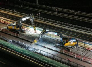 Zwei Bagger sind bei Abbrucharbeiten an der A45 im Einsatz. Am Westhofener Kreuz wurde die Autobahn gesperrt.