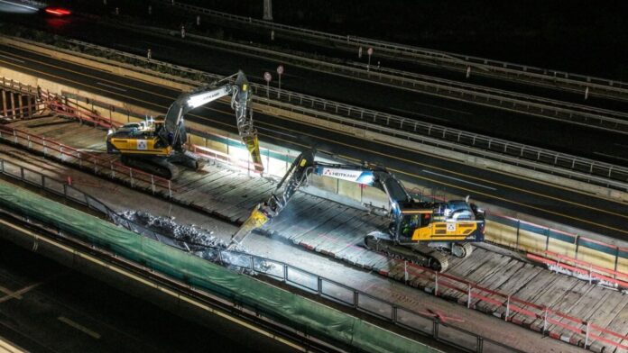 Zwei Bagger sind bei Abbrucharbeiten an der A45 im Einsatz. Am Westhofener Kreuz wurde die Autobahn gesperrt.