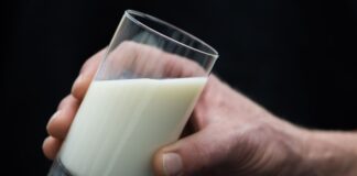 Gesundheitsgefährdende Stoffe sind in einer Milch entdeckt worden. (Symbolbild)
