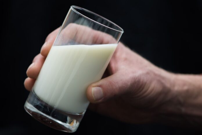 Gesundheitsgefährdende Stoffe sind in einer Milch entdeckt worden. (Symbolbild)
