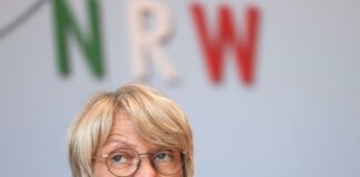 NRW-Schulministerin Dorothee Feller (CDU) sichert dem betroffenen Berufskolleg nach einer Messerattacke Hilfen zu. (Archivbild)