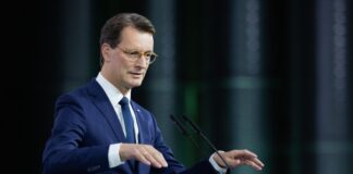 NRW-Ministerpräsident Wüst fordert Offenheit für KI.