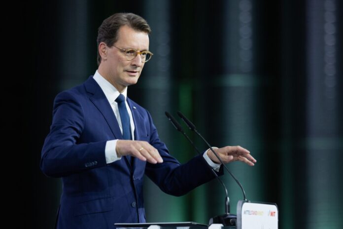 NRW-Ministerpräsident Wüst fordert Offenheit für KI.