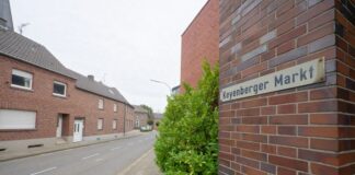 Leere Häuser stehen an der Straße "Keyenberger Markt" in Keyenberg. RWE Power will im Herbst mit dem Verkauf Hunderter leerstehender Häuser in geretteten Dörfern am Tagebau Garzweiler beginnen. (Archivbild)