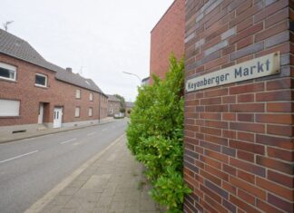 Leere Häuser stehen an der Straße "Keyenberger Markt" in Keyenberg. RWE Power will im Herbst mit dem Verkauf Hunderter leerstehender Häuser in geretteten Dörfern am Tagebau Garzweiler beginnen. (Archivbild)