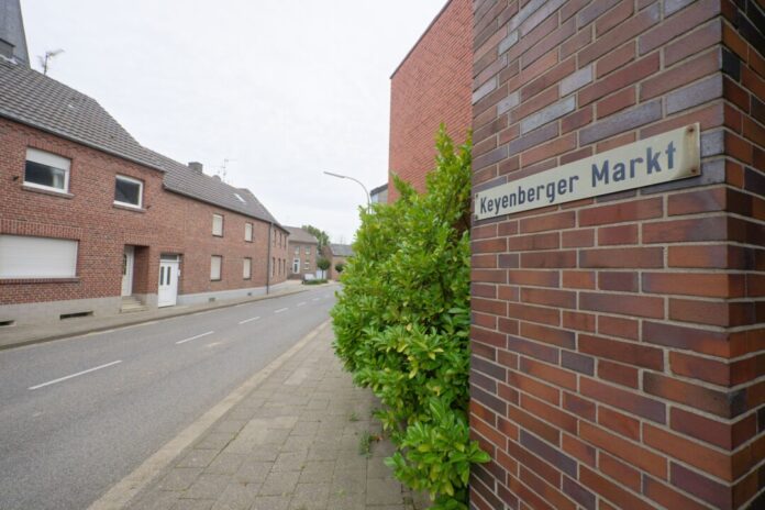Zuhause im Dorf am Tagebau Leere Häuser stehen an der Straße "Keyenberger Markt" in Keyenberg. RWE Power will im Herbst mit dem Verkauf Hunderter leerstehender Häuser in geretteten Dörfern am Tagebau Garzweiler beginnen. (Archivbild)