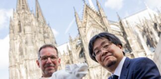 Ein Graffiti zweier Studentinnen am Kölner Dom löste in Japan solche Beschämung aus, dass die Kanagawa-Universität einen ganzen Wasserspeier finanzierte - hier ein Modell, gehalten von Universitätspräsident Ryusuke Toda und Dombaumeister Peter Füssenich.