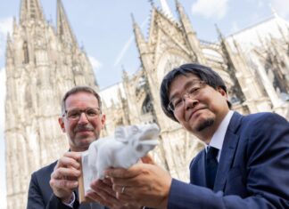 Ein Graffiti zweier Studentinnen am Kölner Dom löste in Japan solche Beschämung aus, dass die Kanagawa-Universität einen ganzen Wasserspeier finanzierte - hier ein Modell, gehalten von Universitätspräsident Ryusuke Toda und Dombaumeister Peter Füssenich.