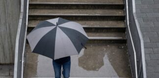Einen Regenschirm sollte man in Nordrhein-Westfalen am Wochenende lieber dabei haben. (Symbolbild)