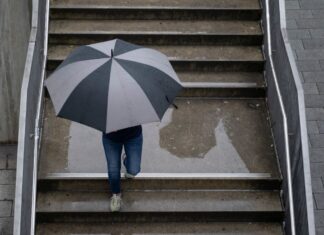 Einen Regenschirm sollte man in Nordrhein-Westfalen am Wochenende lieber dabei haben. (Symbolbild)