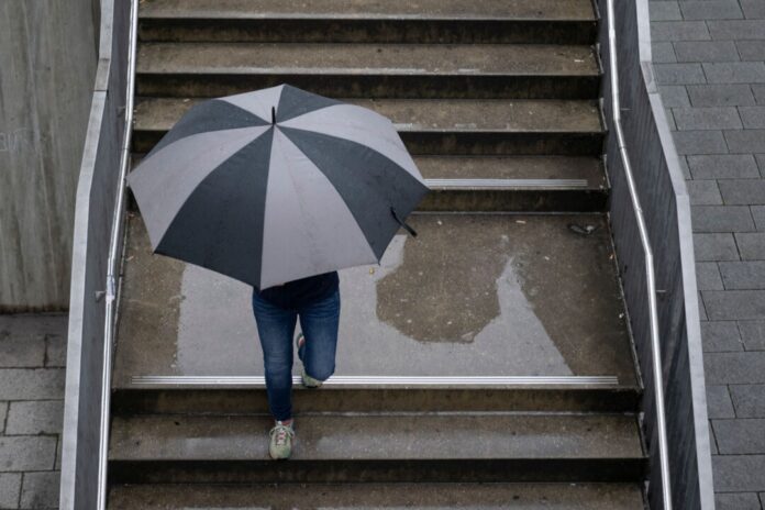 Einen Regenschirm sollte man in Nordrhein-Westfalen am Wochenende lieber dabei haben. (Symbolbild)